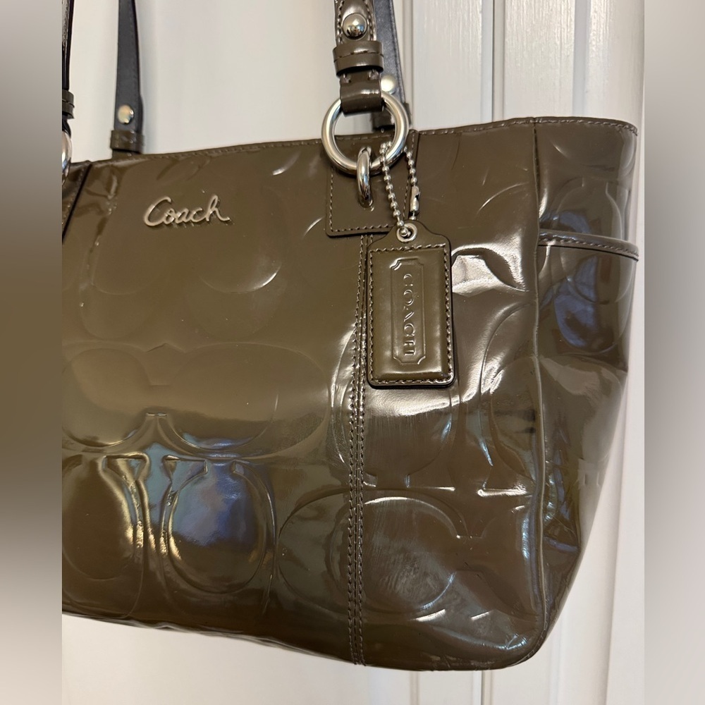 COACH 🔥 Olive Green Op Art Embossed Patent Leather East West Gallery Tote - Picture 2 of 12